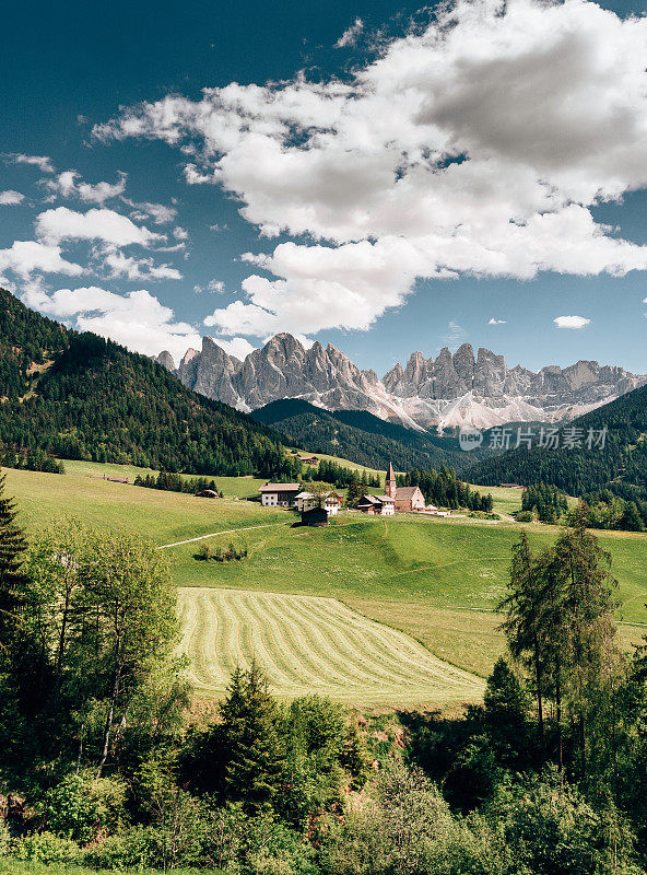 funes - dolomites的圣诞老人